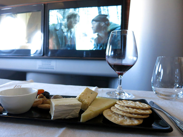 Un surtido de quesos con un buen vino tinto para disfrutar de la siguiente película