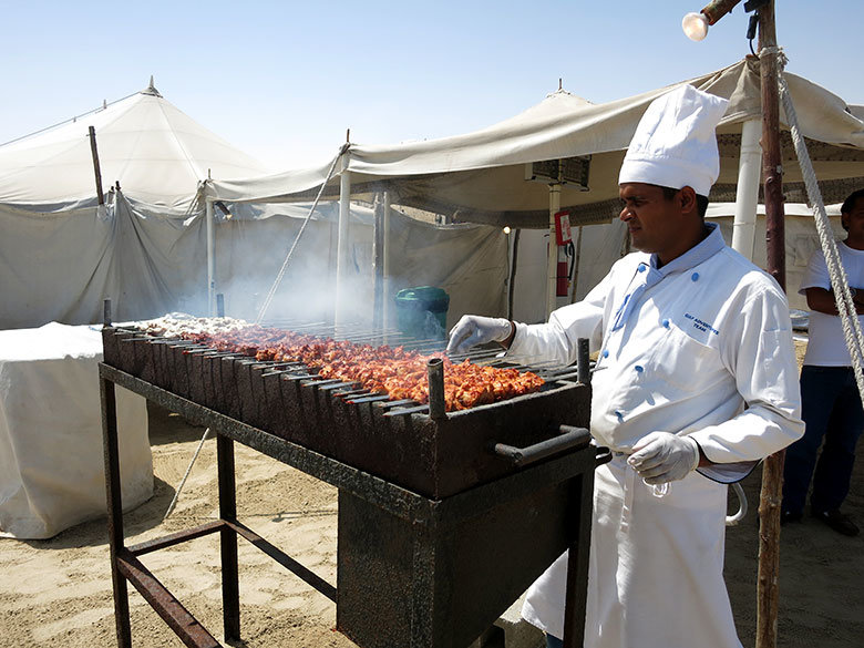 Gran banquete tras la experiencia en una haima en el desierto