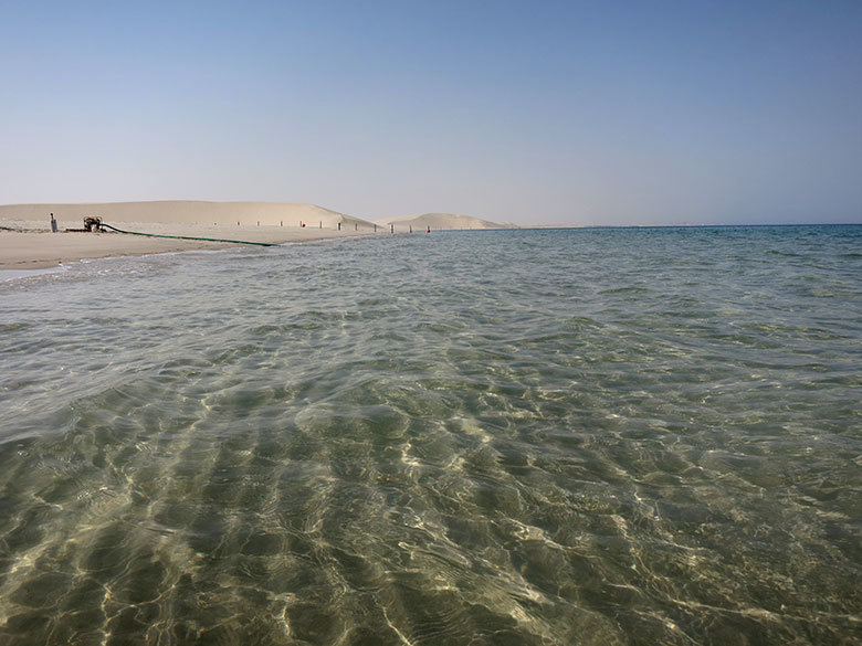 Las aguas cristalinas en la playa de Qatar