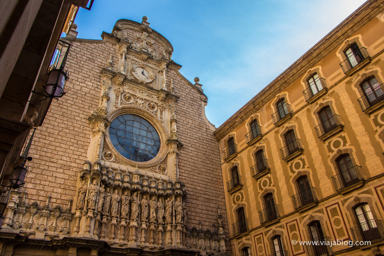 Patio y fachada de la Abadía de Montserrat, Cataluña