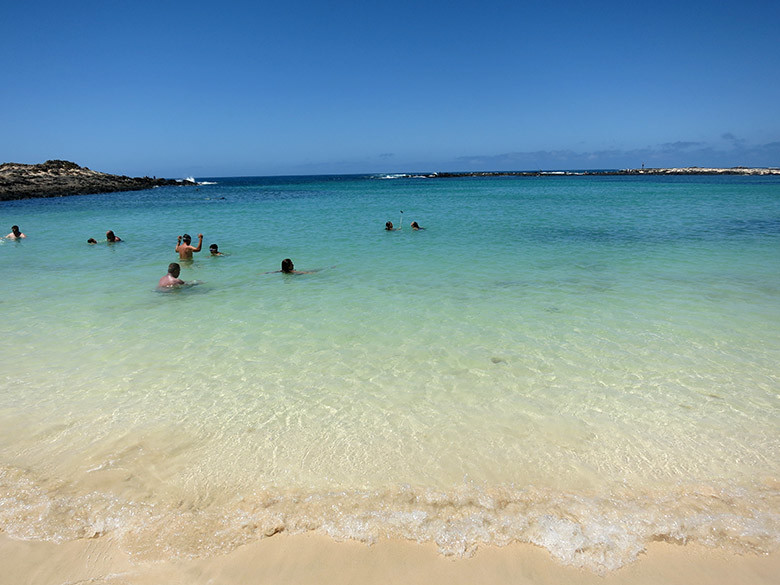 Las cristalinas aguas de La Concha, en el Cotillo