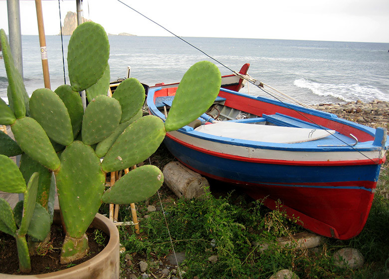 Una barca apostada en la playa en Panarea