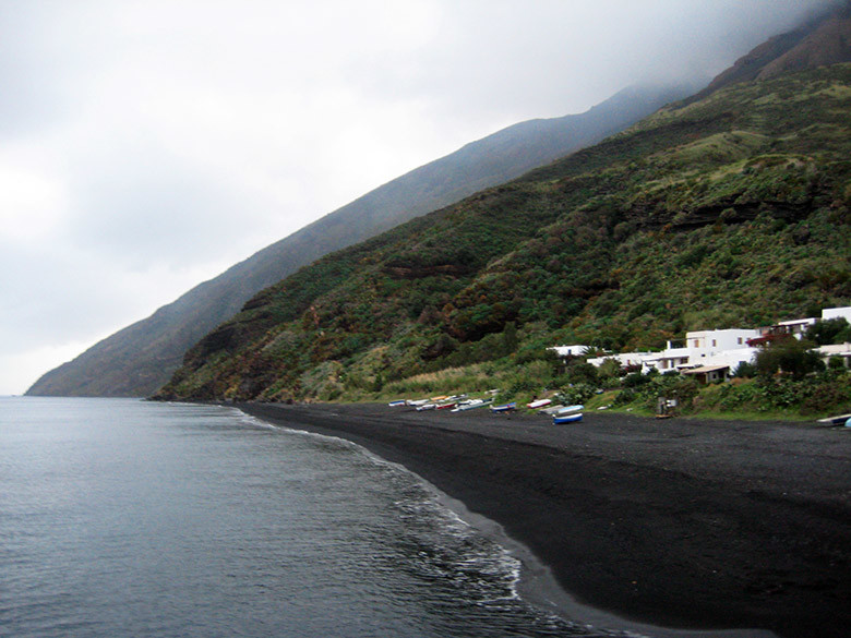 La playa volcánica en la costa de Stromboli en un día oscuro y lluvioso