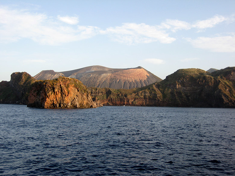 Llegando a la isla de Vulcano en las Eolias