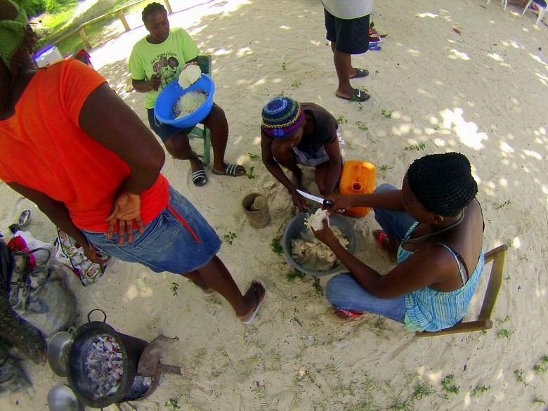 Preparando comida tradicional en Kokoye Beach, Haiti,Preparando comida tradicional en Kokoye Beach, Haiti,