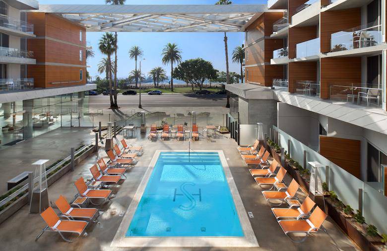 Piscina y exterior del Shore Hotel en Santa Monica