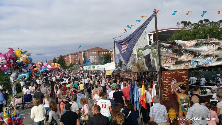 Público en el Festival de la Sardina de Candás (Asturias)