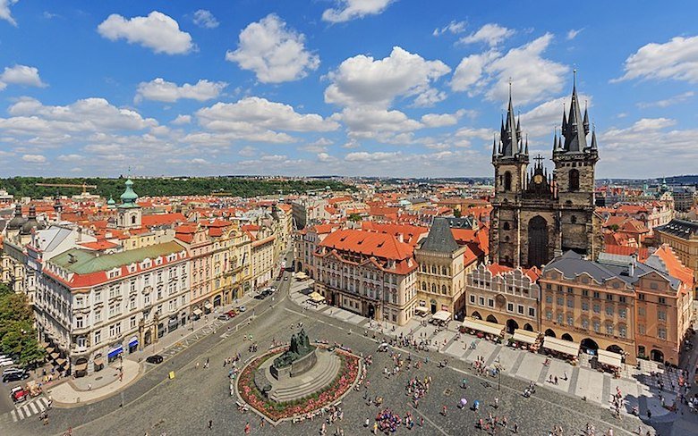 Vista de la Plaza de la Ciudad Vieja en Praga, República Checa