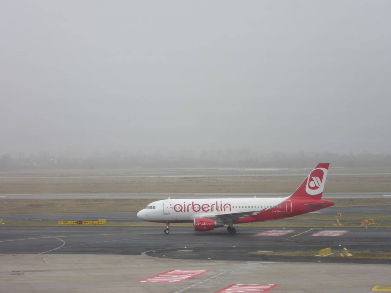 avión en aeropuerto de Alemania aterrizando en la niebla