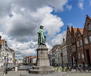 Estatua de Jan Van Eyck en Brujas, Bélgica [(c)Foto: @avistu]