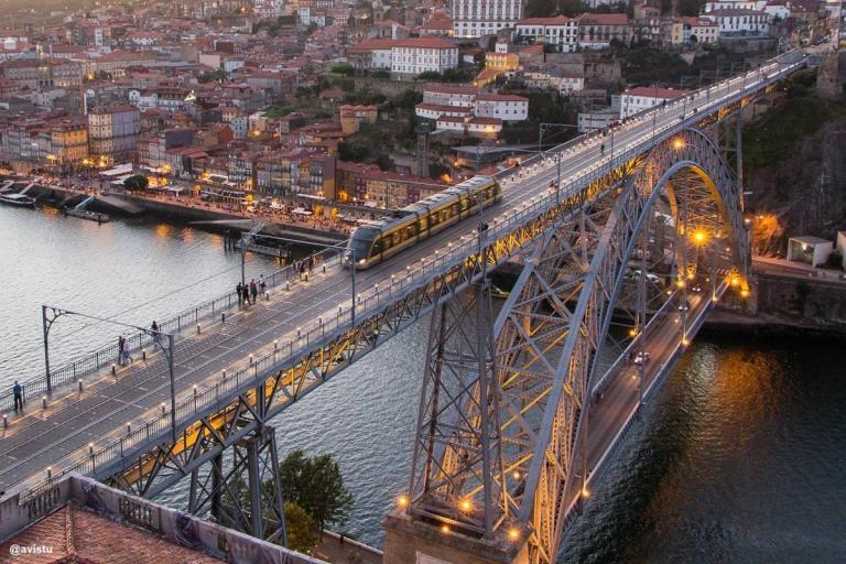 Un tranvía cruza el Puente Don Luis I, Oporto [(c)Foto: @avistu]