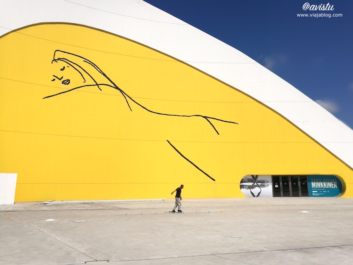 Patinando junto al Auditorio del Centro Niemeyer