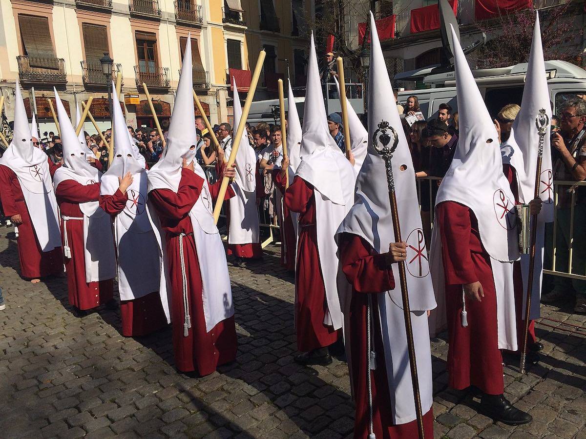 Hábito Cofradía de los Estudiantes Granada [Foto: GCF1931/Wikimedia Commons]