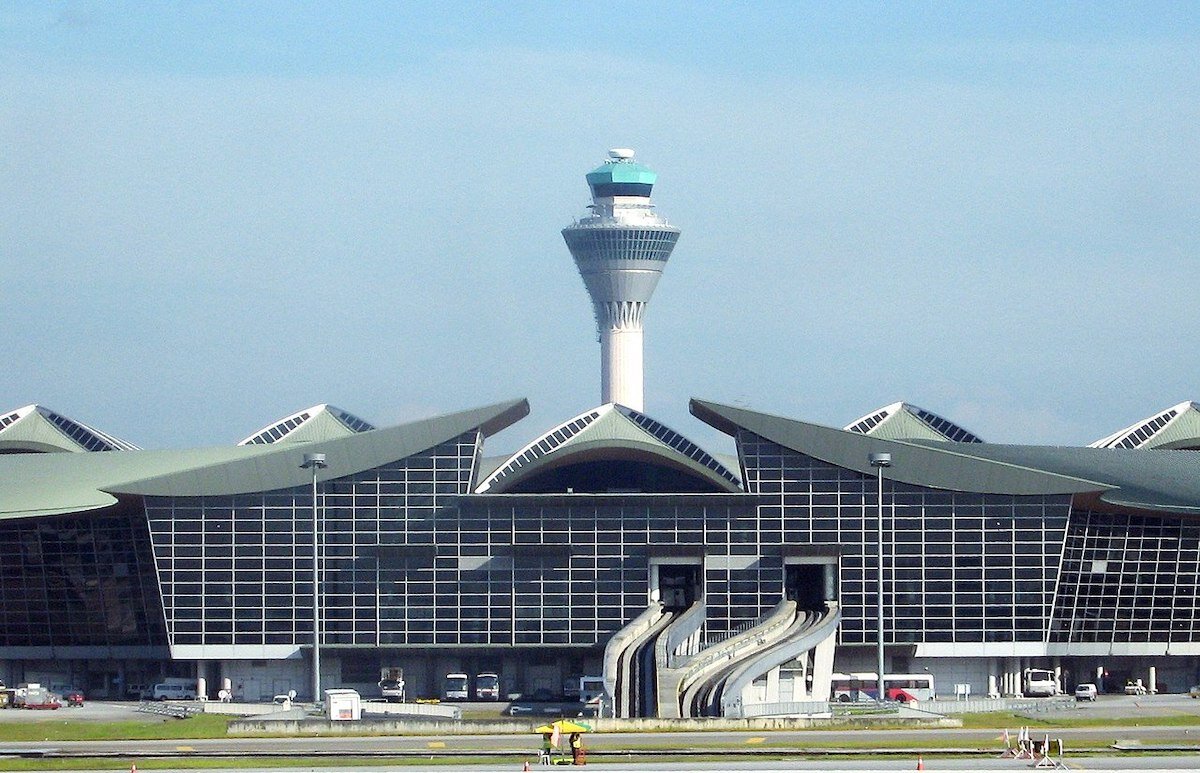 Torre de control en el Aeropuerto de Kuala Lumpur [Foto: Craig/Wikimedia Commons]