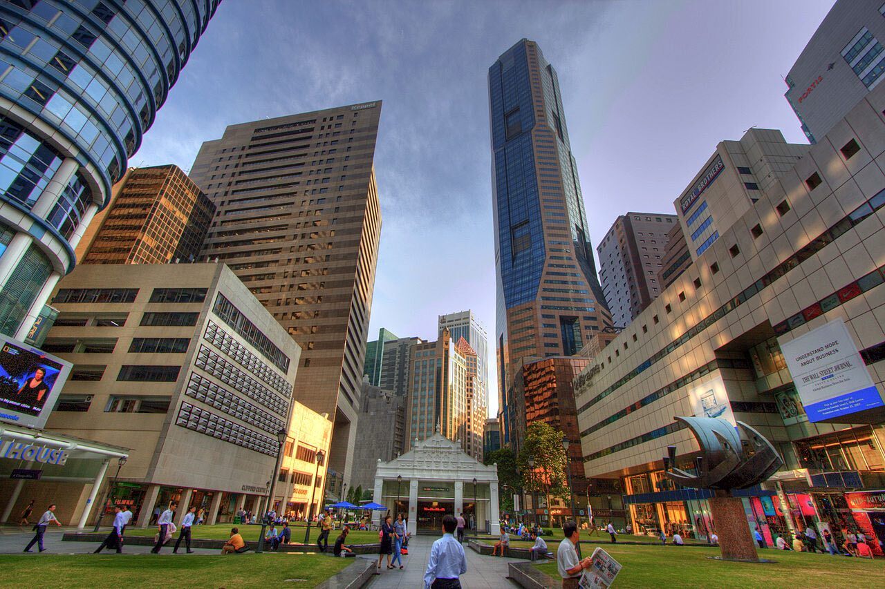 Plaza central de Raffles Place Singapur [Foto: Ramir Borja/wikimedia Commons]