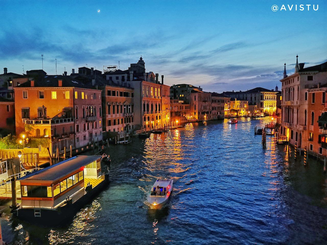 Parada de vaporetto en el Gran Canal de Venecia