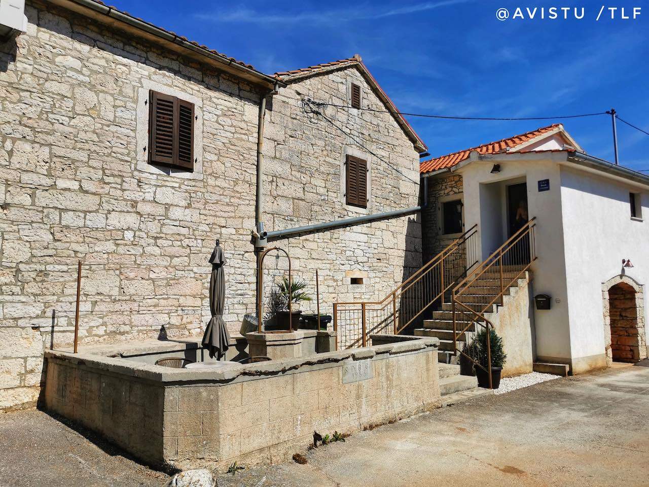 Patio y acceso al Apartman Miljenka, Berem, Pazem, Istria, Croacia [(c)Foto: @avistu]