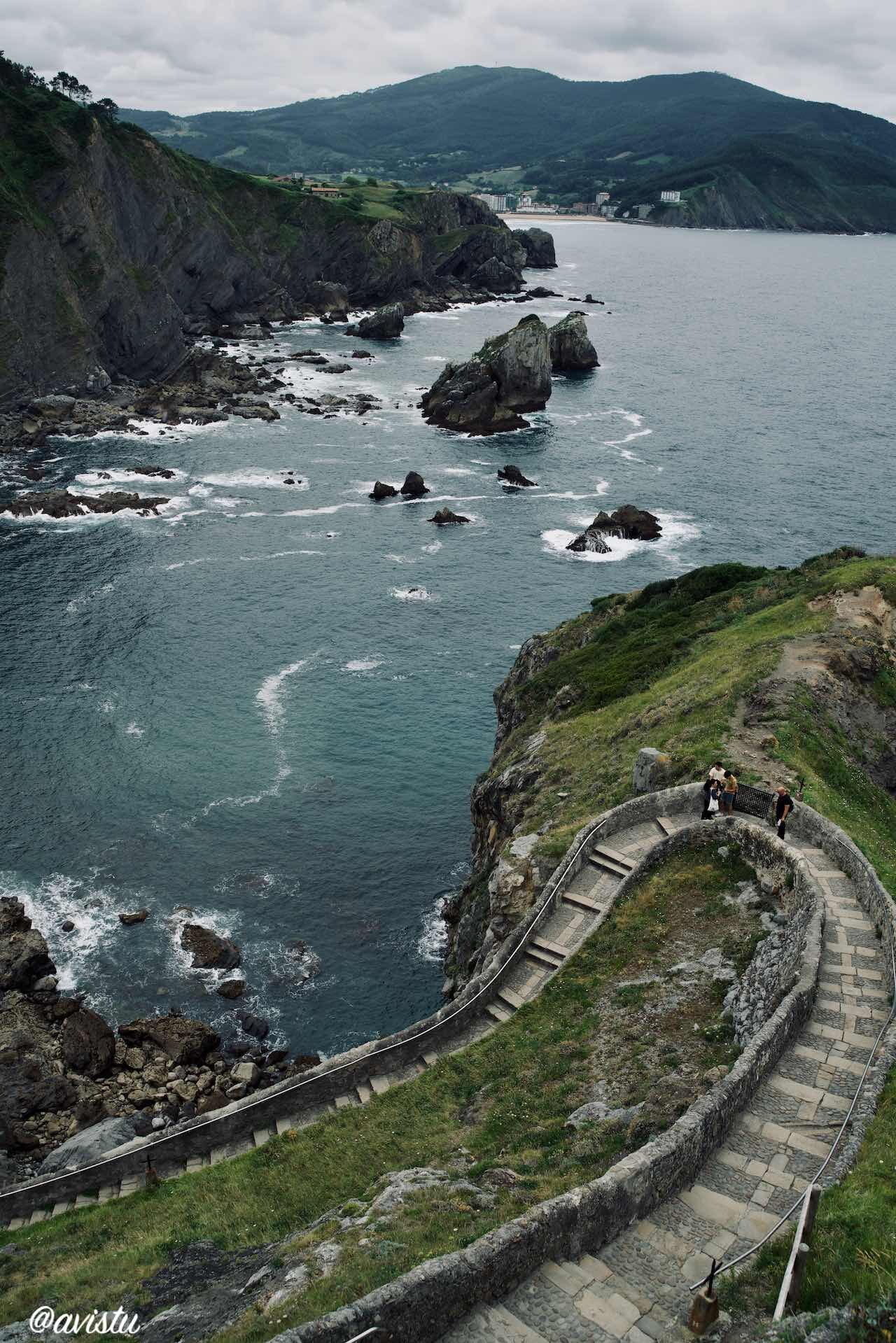 Bakio al fondo desde lo alto de la Ermita de San Juan de Gaztelugatxe [(c) Foto: @avistu]