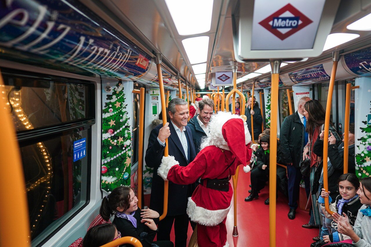 Viaje inaugural del Tren de la Navidad de Metro Madrid con el Consejero de Vivienda, Transportes e Infraestructuras, Jorge Rodrigo [Foto: Metro de Madrid]