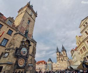 El Reloj Astronómico y la Plaza de la Ciudad Vieja en Praga [(c)Foto: @avistu