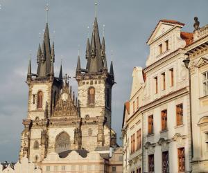 Las torres de la Iglesia de Týn en la Ciudad Vieja de Praga [(c)Foto: @avistu]