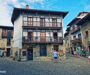 Cruce de calles en Santillana del Mar [(c)Foto: @avistu]