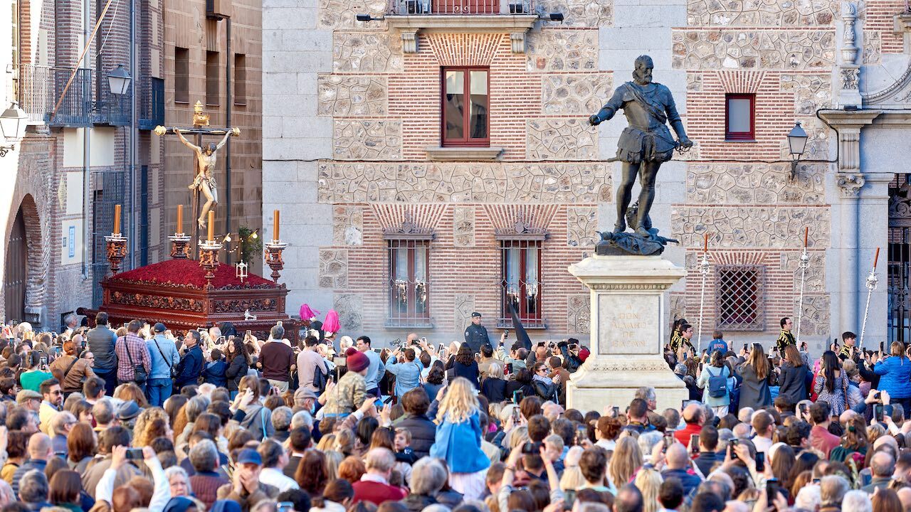 Paso del Cristo de la Fé y del Perdón, la procesión de los Estudiantes, entrando en la Plaza de la Villa de Madrid [Foto: Fernando Tribiño © Madrid Destino]