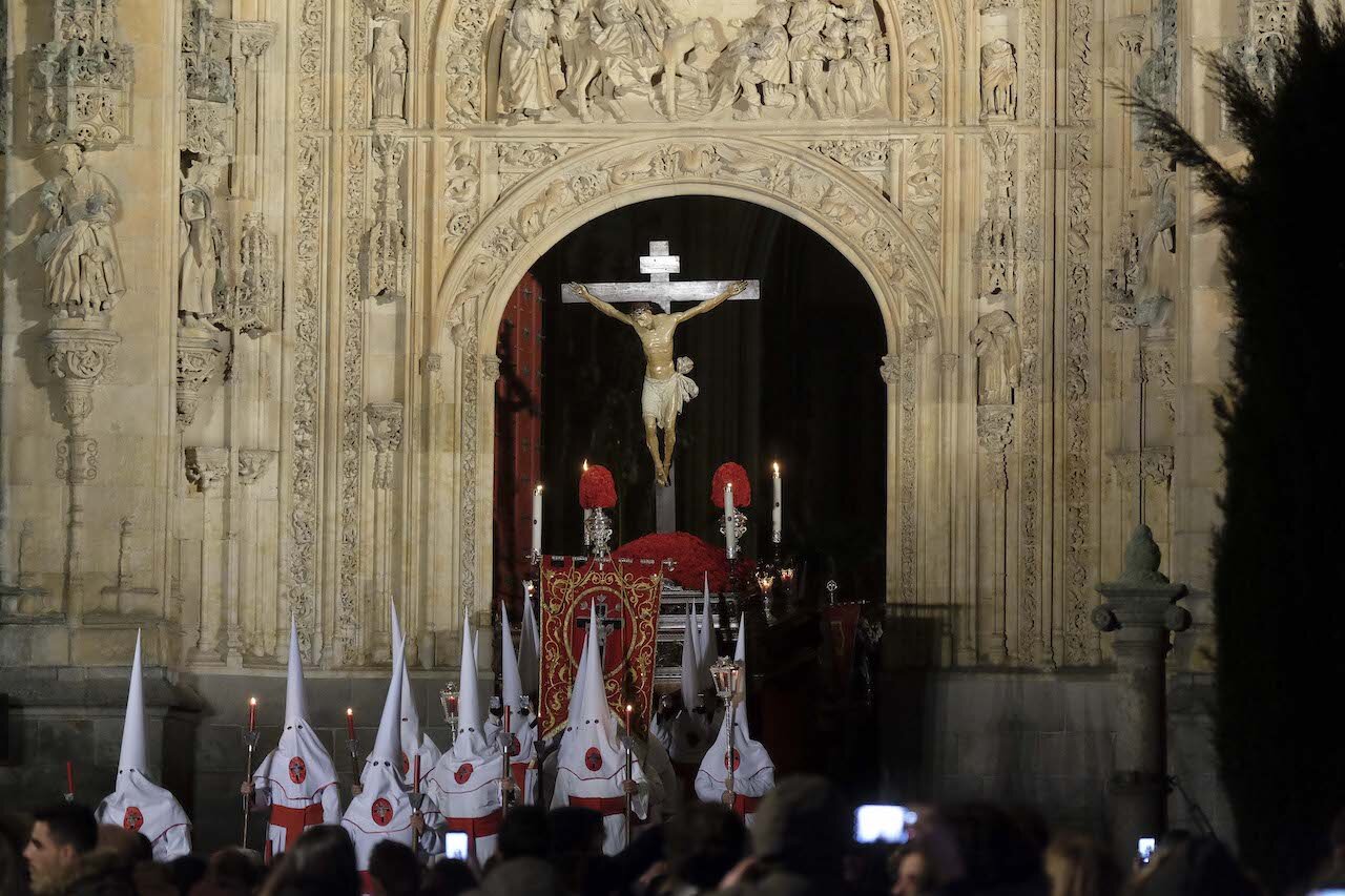 Procesión del Cristo Yacente en la Semana Santa de Salamanca [Foto vía Junta de Castilla y León]