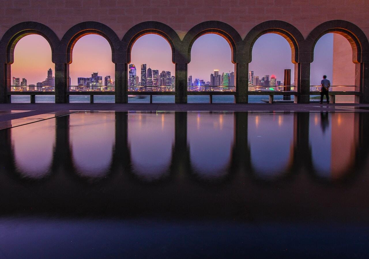 Los rascacielos de Doha desde el Museo de Arte Islámico en Catar [Foto: Florian Wehde/Unsplash]