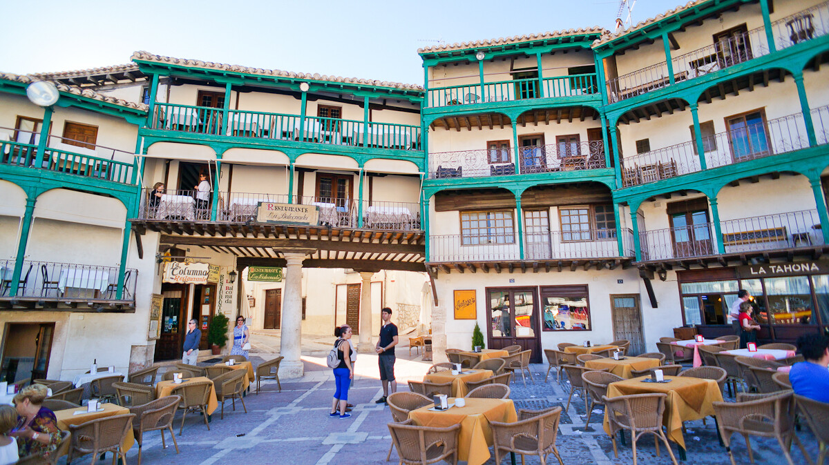 Un bonito rincón de la Plaza Mayor de Chinchón, Comunidad de Madrid [CC Foto: Antonio Tajuelo/Wikimedia Commons]