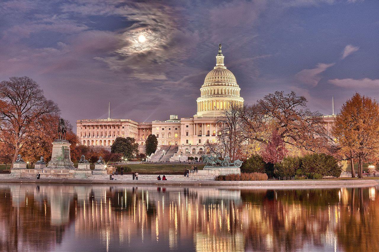 El Capitolio de los Estados Unidos bajo la luna y con reflejo [CC Foto: Wcwoolf/Wikimedia Commons]