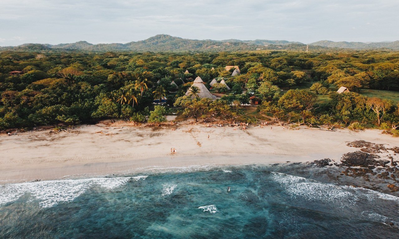 Playa y jungla en Costa Rica [Foto: Frames For Your Heart/Unsplash]