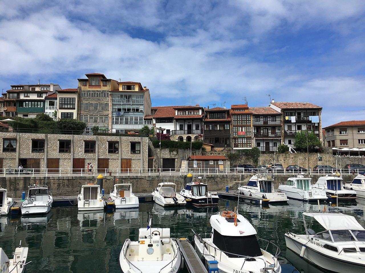 Puerto de Llanes y centro de la villa, Asturias [CC Foto: Aliciagholgado/Wikimedia Commons]