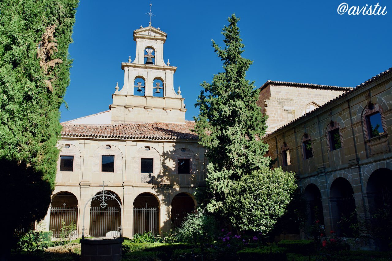 Patio del claustro del Monasterio de San Salvador de Cañas, La Rioja [(c)Foto @avistu]