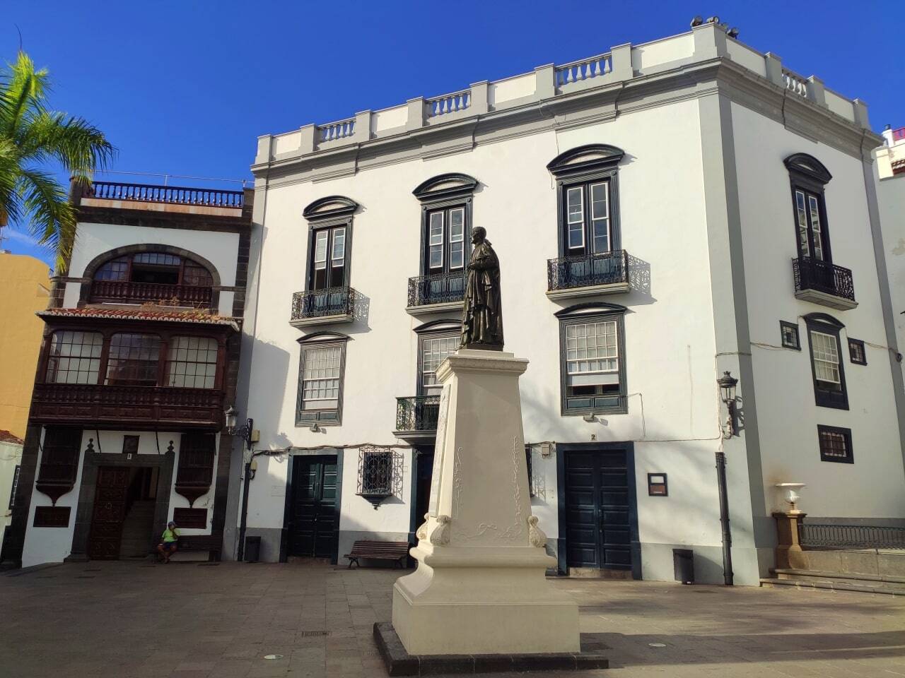 Plaza de España al sol en Santa Cruz de La Palma