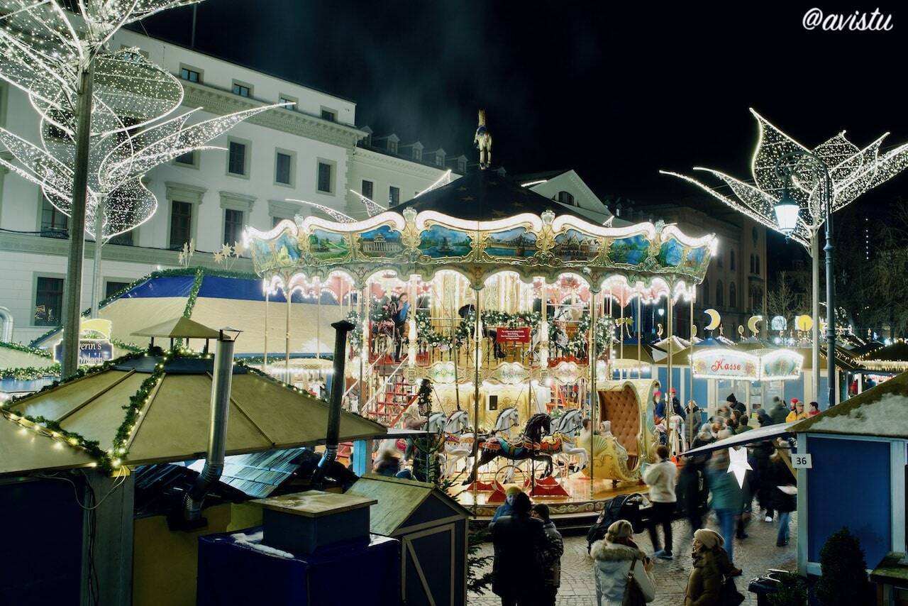 Tiovivo en el Mercado de Navidad de Wiesbaden, Alemania [(c)Foto: @avistu]