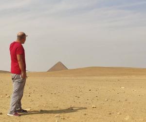 Mirando al horizonte pirámide Dahshur Egipto