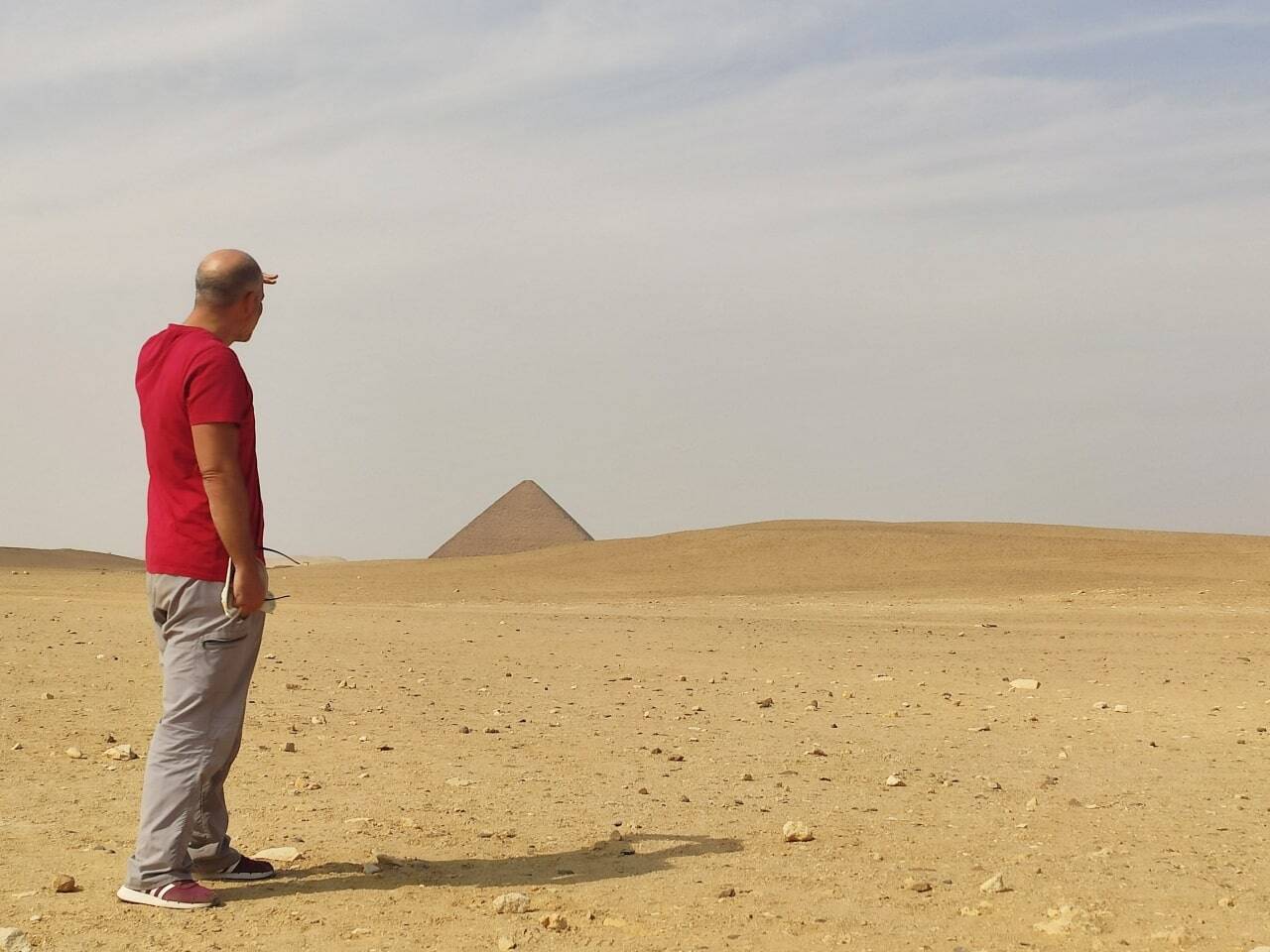 Mirando al horizonte pirámide Dahshur Egipto