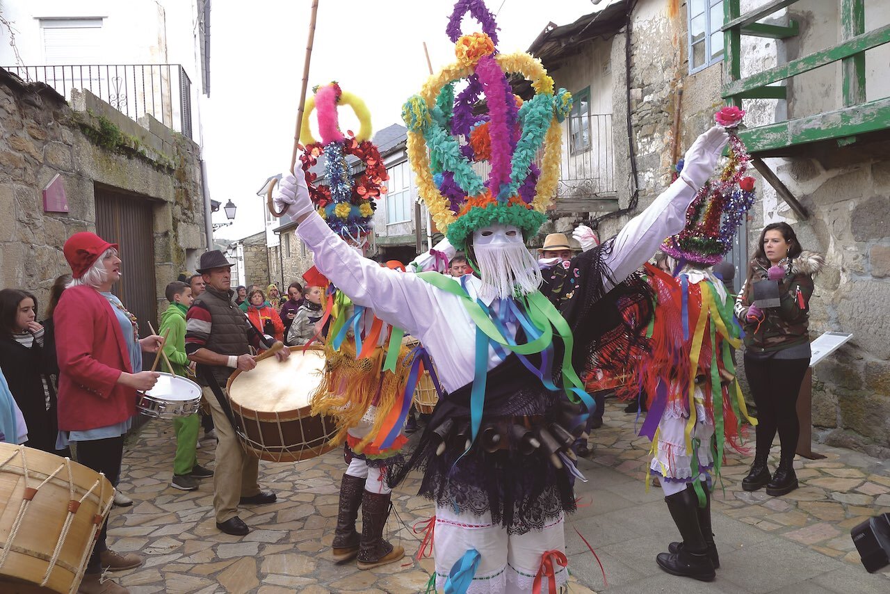 Mazcaras bailando por las calles de Manzaneda durante el Carnaval [Foto: Periódico O Sil]