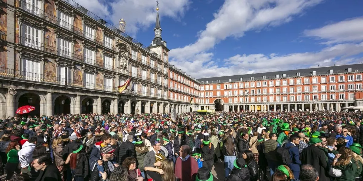 Plaza Mayor de Madrid durante San Patricio [Foto: Turismo de Irlanda}