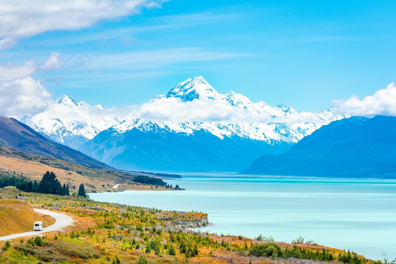 Una autocaravana por la carretera hacia el Monte Cook en Nueva Zelanda [Foto: Sébastien Goldberg/Unsplash]