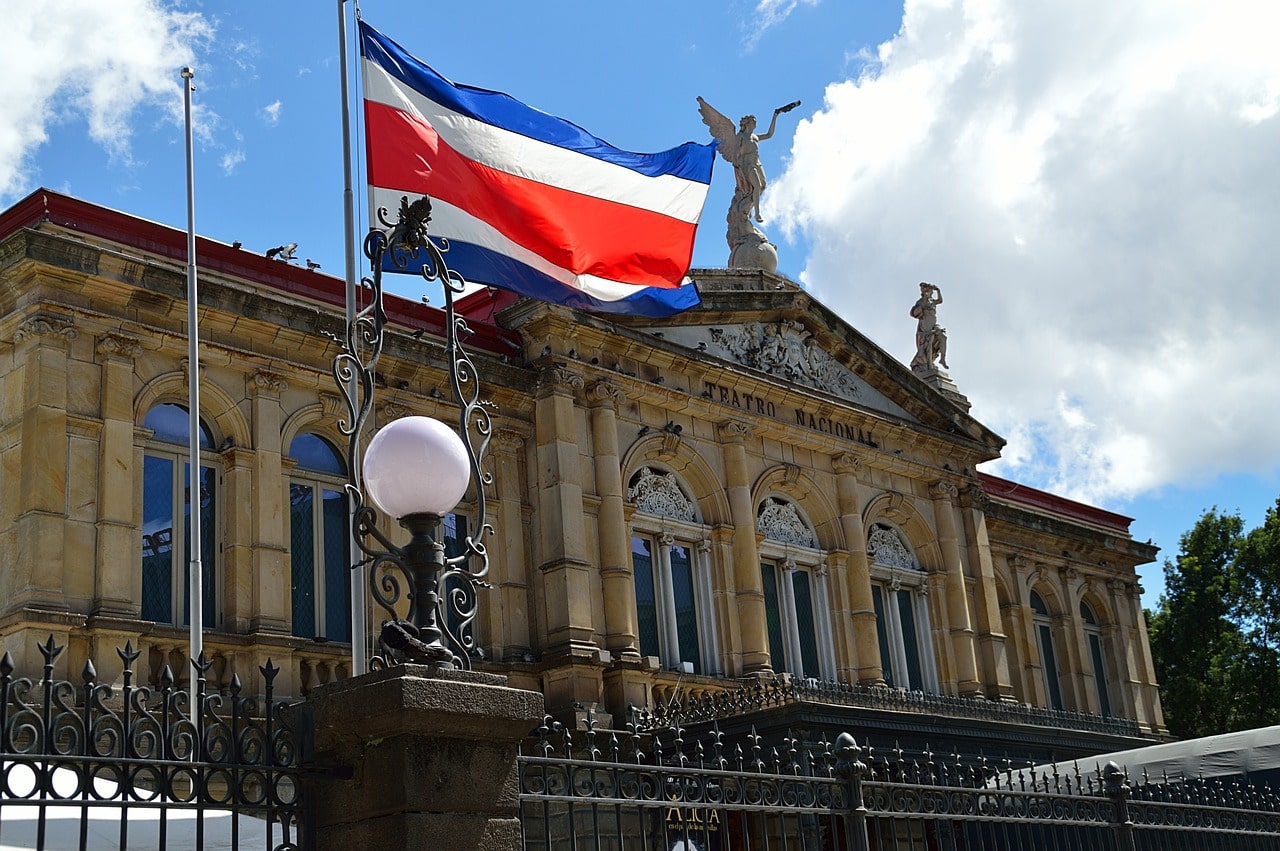 edificio en san josé Costa Rica y bandera